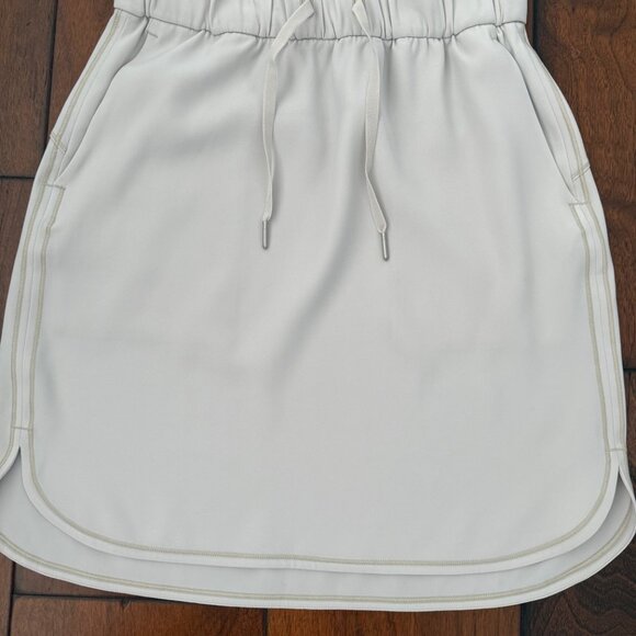 NWOT Lululemon On the Fly Woven Skirt Silverstone Size 6 - Picture 3 of 6